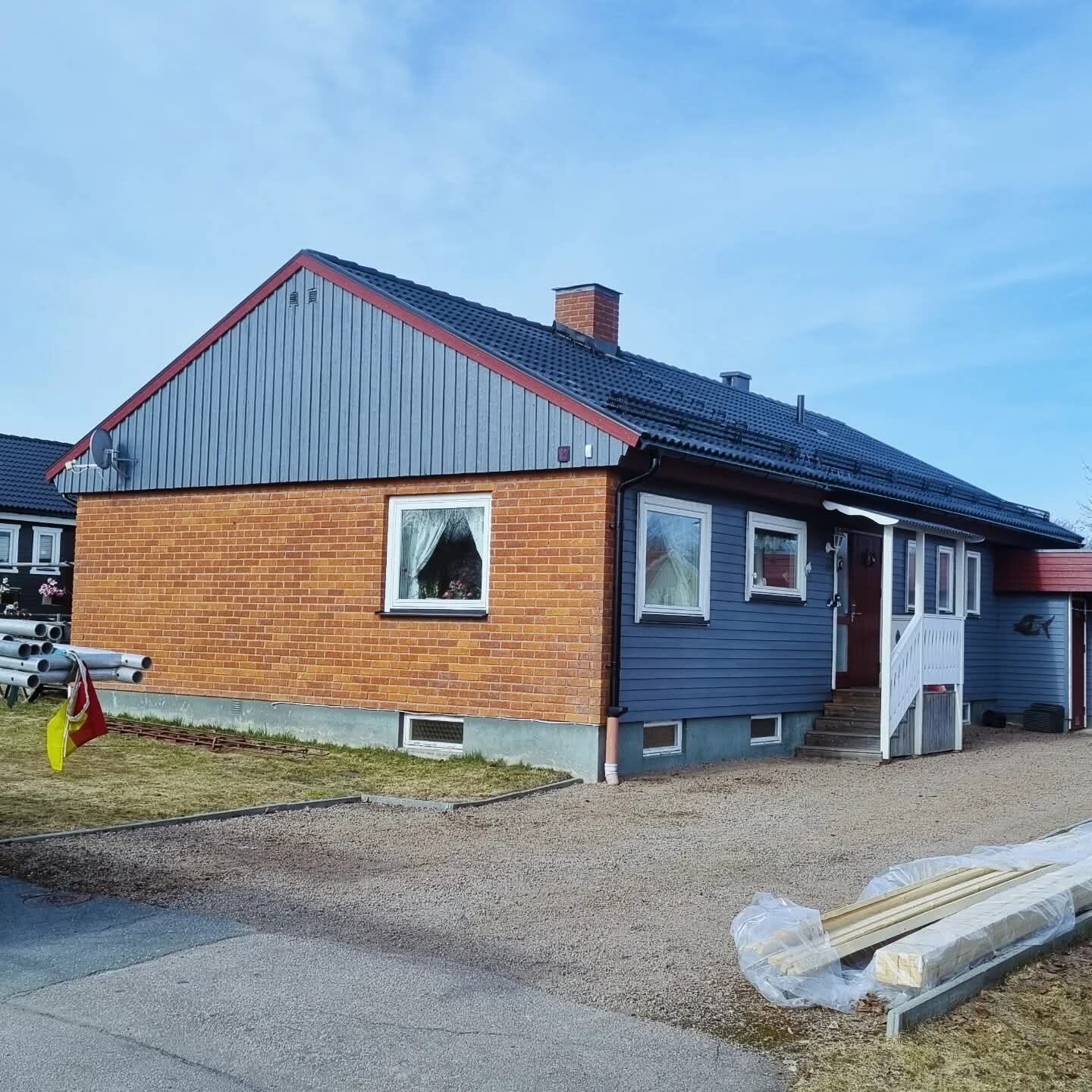 Färdigt svart tegeltak på tegelhus