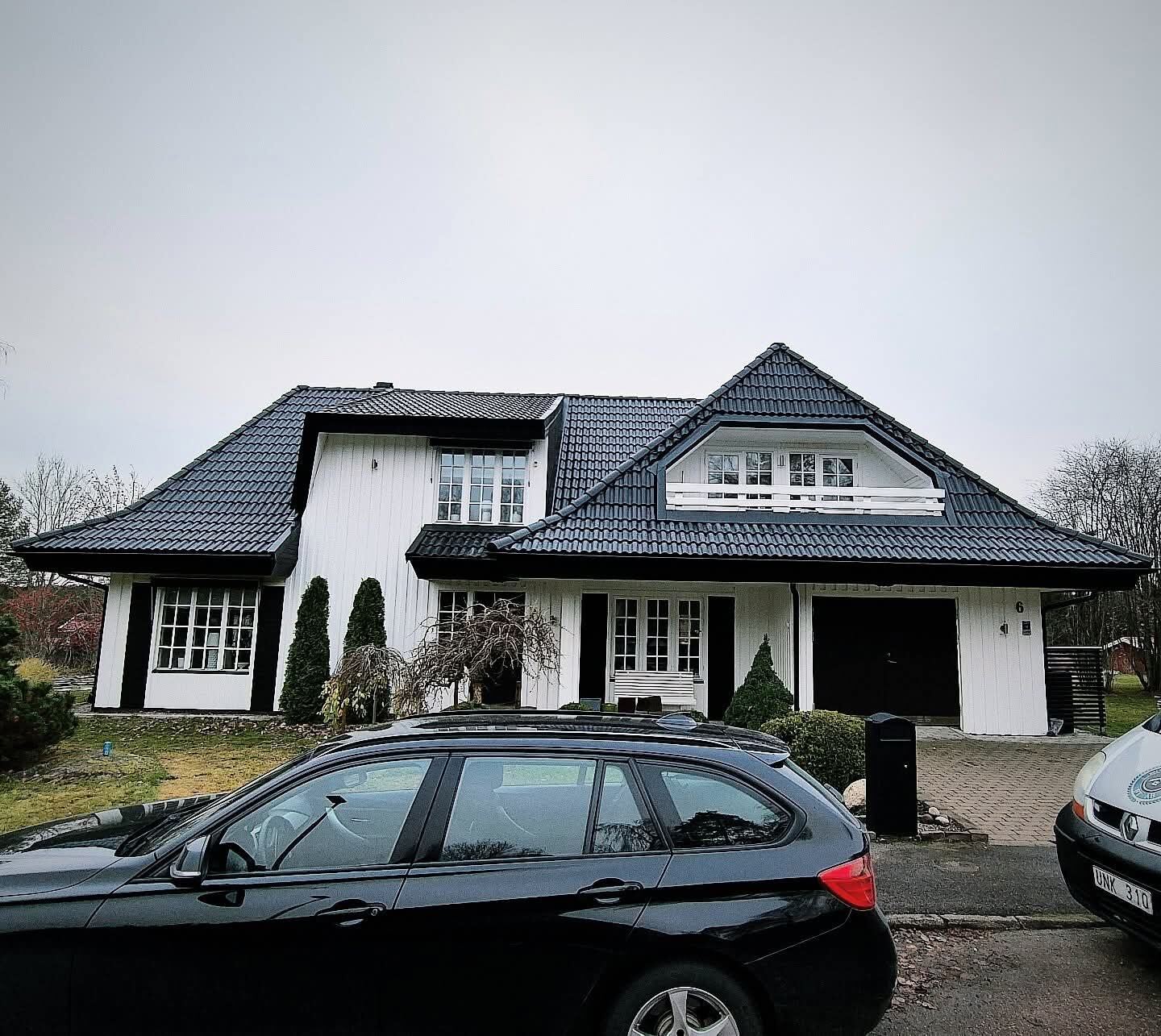 Svart tegeltak på vitt hus, färdigt resultat