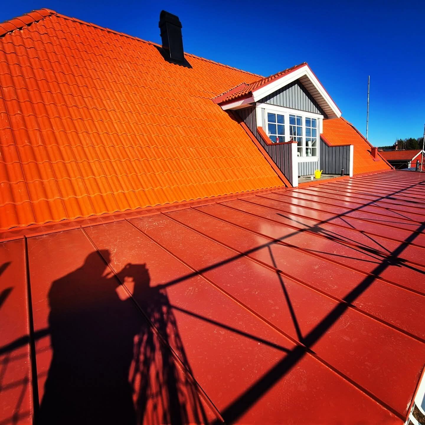Tegeltak och plåttak i rött, kombinationsprojekt