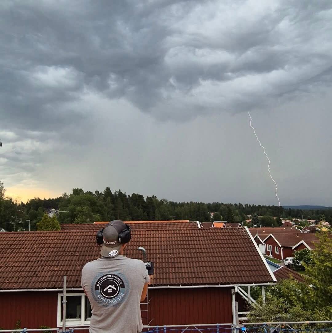 Takläggare på tak under åskväder, Borlänge Tak