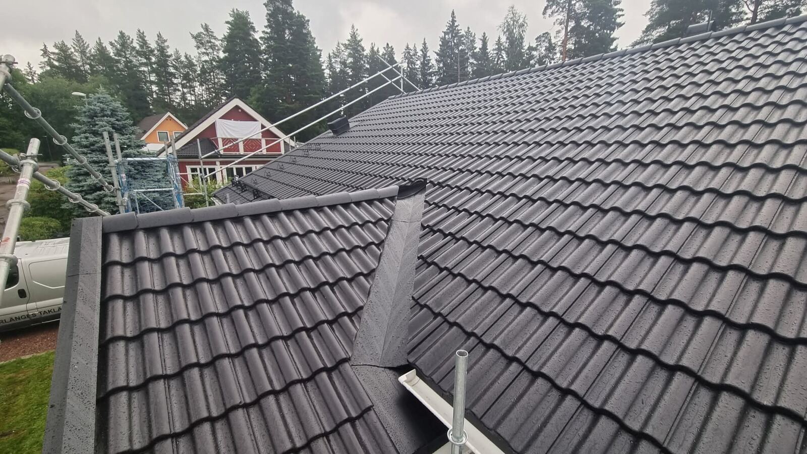 Färdigt svart tegeltak med nockdetalj och ställning