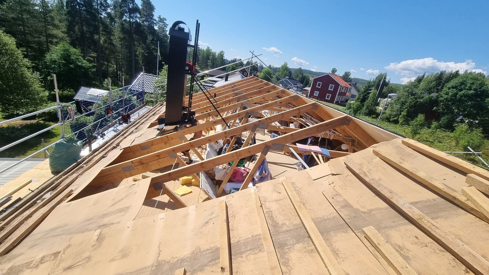 Öppen takstomme under rivning och nybyggnad