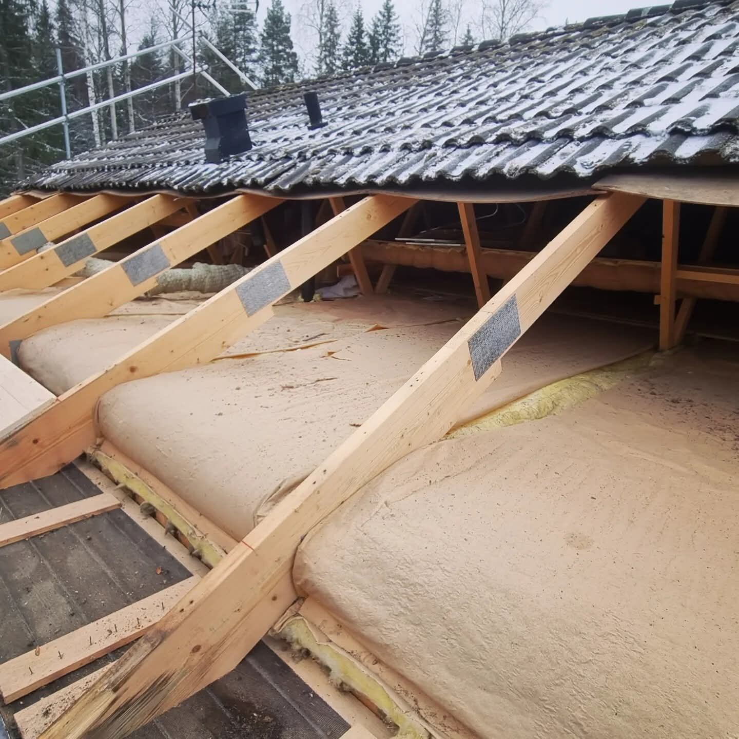 Isolering och takstomme under rivning, vinterprojekt